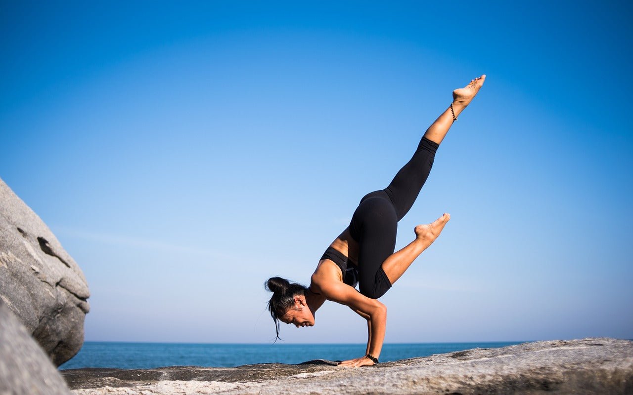woman flexing in tight leggings 